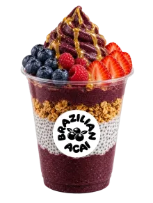 Acai Bowl mit Beeren, Granola und Erdnussmus