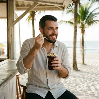 Marco mit einer Acai Bowl an einem Kiosk am Strand in Brasilien